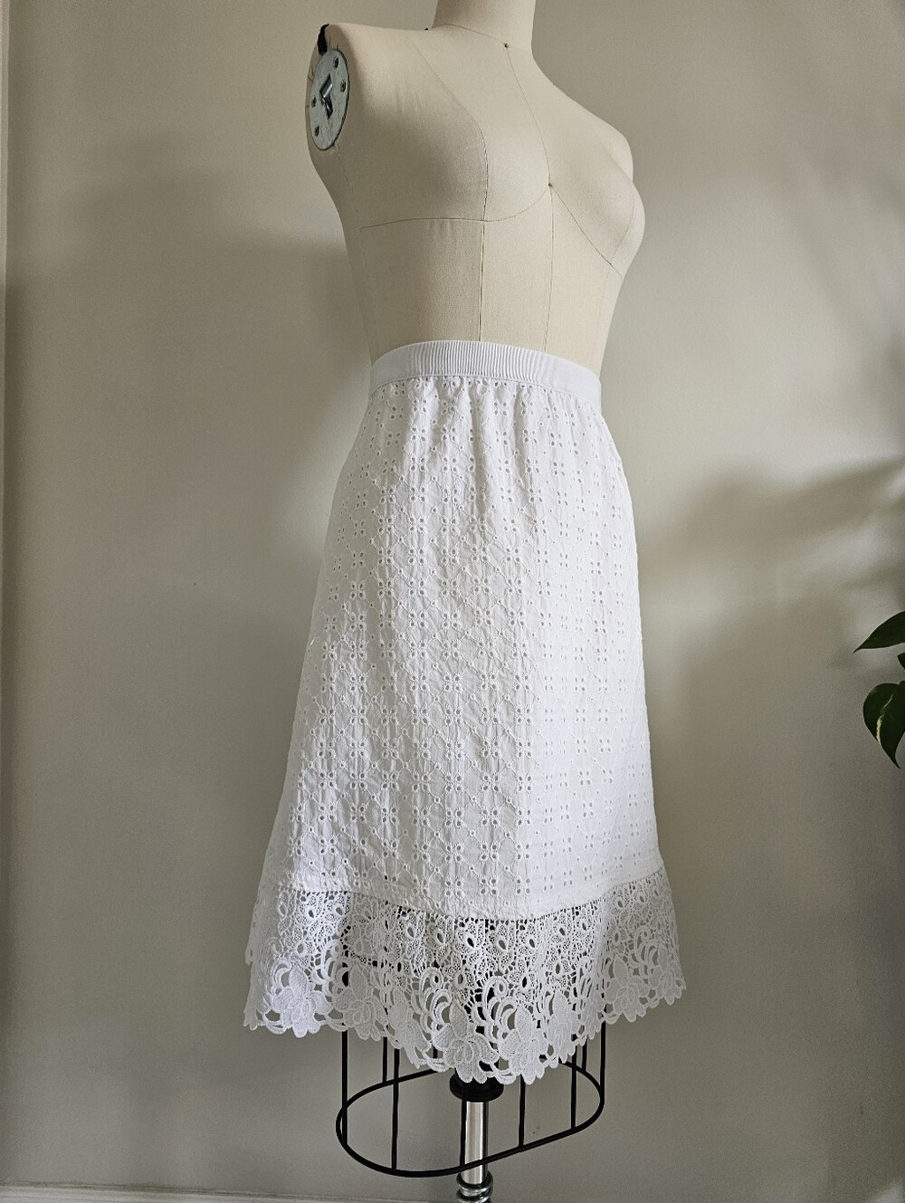 ISAAC MIZRAHI IMNYC white cotton eyelet skirt with lace trim